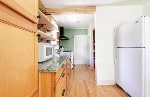 Ocean View Autre | Charming 3-bedroom farmhouse with AC, WiFi, 5 minutes to Sea Isle Beaches!