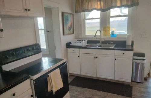 Liberty Center Autre | Charming 3-bedroom farmhouse with WiFi, AC in quaint Warren