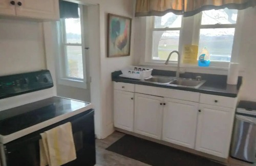 Liberty Center Autre | Charming 3-bedroom farmhouse with WiFi, AC in quaint Warren