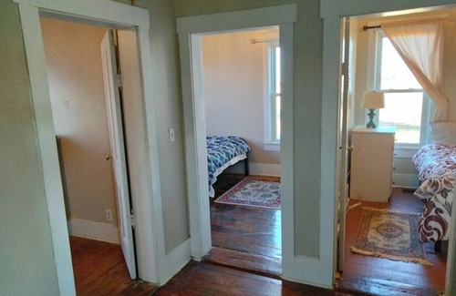 Liberty Center Autre | Charming 3-bedroom farmhouse with WiFi, AC in quaint Warren