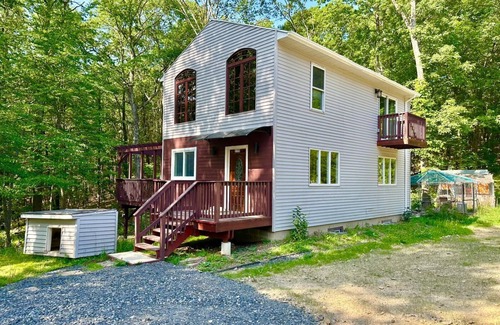 Brodheadsville Cottage | Charming 3-bedroom guest cottage in tranquil Effort with AC,Hot tub, Pool, Steam