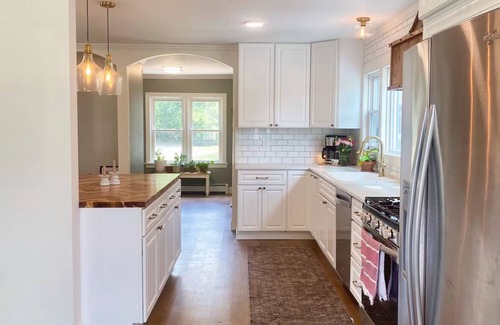 Gouverneur Maison | Charming 3-bedroom house in Gouverneur with private basketball court.