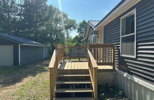 Stitzer Maison | Charming 3-bedroom house with WiFi, AC in Mount Hope countryside.