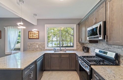 Ronkonkoma Maison | Charming 3-bedroom house with WiFi and AC in Ronkonkoma, Lake views.