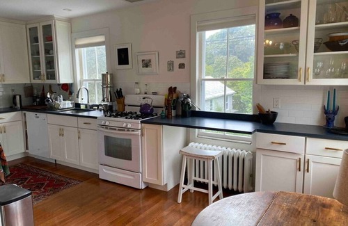 Glen Cove Maison | Charming 3-bedroom house, water views, beach access on the North Shore
