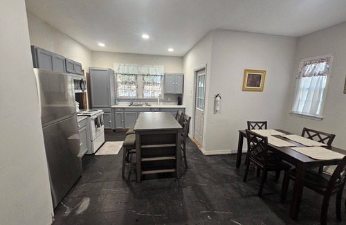 Greenwood Maison | Charming 3-bedroom house in serene Greenwood with WiFi, AC