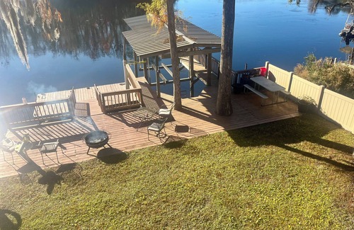 Folkston Maison | Charming 3-bedroom home that sits on the water of the St Mary’s River.