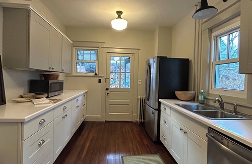 Peekskill Maison | Charming 3-bedroom house with AC, WiFi in Peekskill