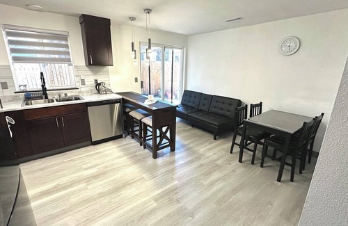 Orchards Maison | Charming 3- bedroom house with WiFi and AC in delightful Vancouver