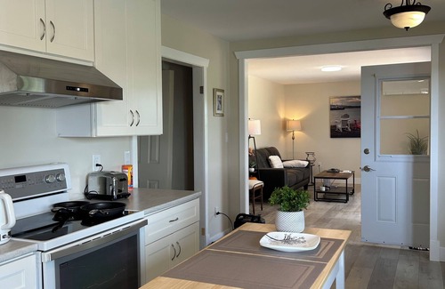 Hampton Maison | Charming 3-bedroom Home w/WiFi, AC in Adorable Hampton-Victoria by the Sea