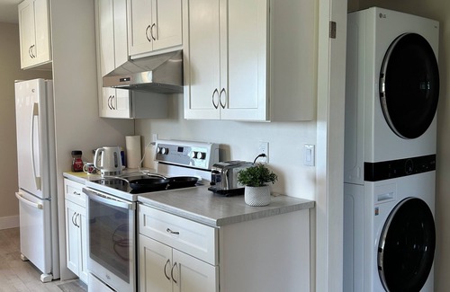 Hampton Maison | Charming 3-bedroom Home w/WiFi, AC in Adorable Hampton-Victoria by the Sea