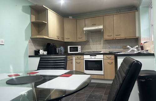 Oldbury Maison | Charming 3 Bedroom Home with Private Garden & 2 Toilets