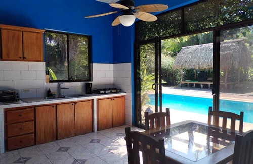 Canton Parrita Maison | Charming 3-bedroom house in Guapinol with WiFi and AC