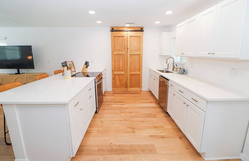 Oak Hill Maison | Charming 3-bedroom house in Oak Hill with a Pool and Pond