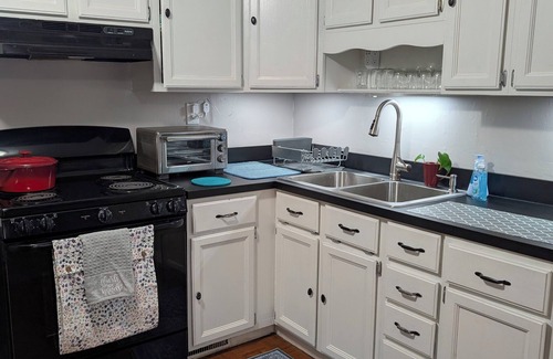 North Syracuse Maison | Charming 3-bedroom house with garage in family neighborhood.