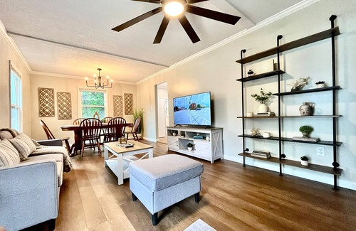 Waycross Maison | Charming 3-bedroom house well centralized in Waycross.