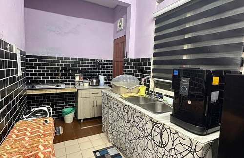 Banting Maison | Charming 3-bedroom house with WiFi, AC in nice Banting