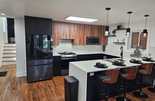 Chatham Maison | Charming 3-bedroom house in brilliant Chicago with WiFi, AC, plenty of sleeping.