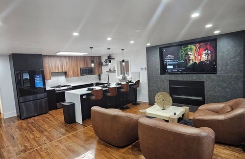Chatham Maison | Charming 3-bedroom house in brilliant Chicago with WiFi, AC, plenty of sleeping.