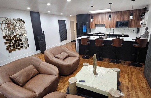 Chatham Maison | Charming 3-bedroom house in brilliant Chicago with WiFi, AC, plenty of sleeping.