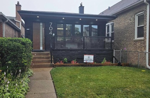Chatham Maison | Charming 3-bedroom house in brilliant Chicago with WiFi, AC, plenty of sleeping.