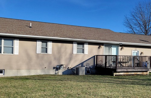 Clinton Maison | Charming 3-bedroom house with WiFi and AC. Centrally-located in Clinton