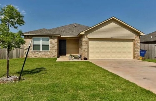 Mustang Maison | Charming 3-bedroom house with WiFi, AC in quaint Mustang