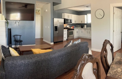 Governmental Mall Maison | Charming 3-bedroom house in pleasant Phoenix with AC, WiFi