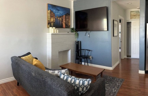 Governmental Mall Maison | Charming 3-bedroom house in pleasant Phoenix with AC, WiFi