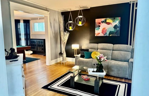 Melrose Maison | Charming 3-bedroom house with pool table