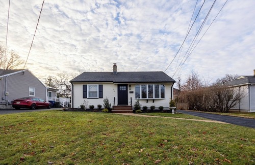 Clark Maison | Charming 3-bedroom house in Clark with AC and WiFi and washing and Dryer.