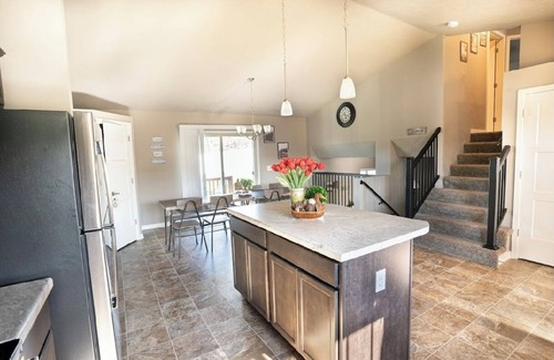 North Central Omaha Maison | Charming 3-bedroom house in beautiful Omaha with WiFi, AC