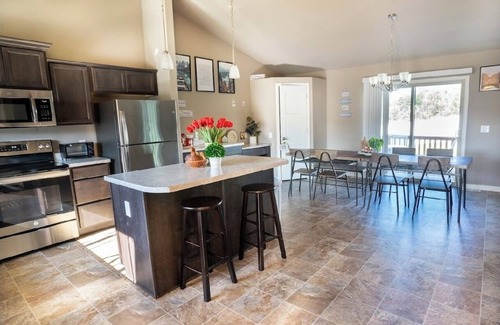 North Central Omaha Maison | Charming 3-bedroom house in beautiful Omaha with WiFi, AC