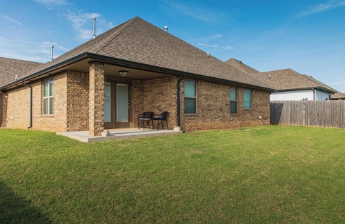 Yukon Maison | Charming 3-bedroom house in Yukon with indoor fire place