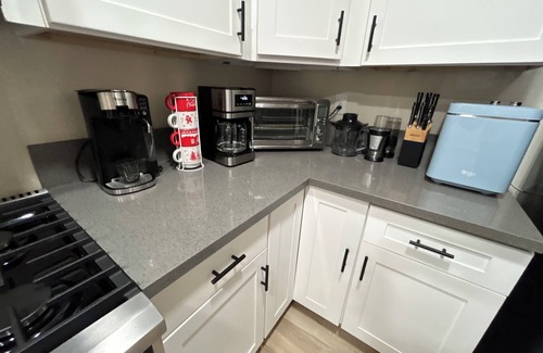 Eloy Maison | Charming 3-bedroom house with.Eloy Skydive Paradise. WiFi, AC, hot tub/pool.