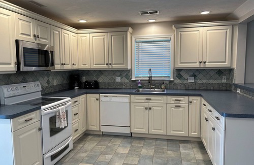 Hull Maison | Charming 3-bedroom house with AC & WiFi in Hull; steps to Nantasket beach