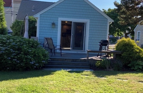 Hull Maison | Charming 3-bedroom house with AC & WiFi in Hull; steps to Nantasket beach