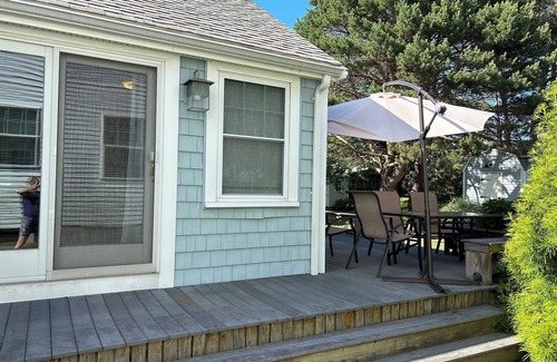 Hull Maison | Charming 3-bedroom house with AC & WiFi in Hull; steps to Nantasket beach