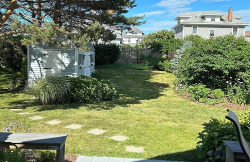 Hull Maison | Charming 3-bedroom house with AC & WiFi in Hull; steps to Nantasket beach