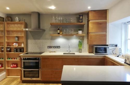 Frome Maison | Charming 3 bedroom house with indoor wood burner.