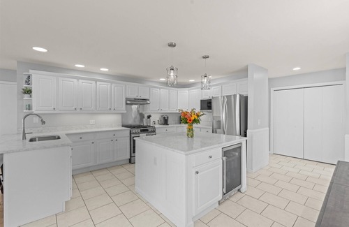 Town of Owasco Maison | Charming 3-bedroom lake front home with patio, WiFi and AC. Minutes from Auburn.