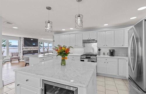 Town of Owasco Maison | Charming 3-bedroom lake front home with patio, WiFi and AC. Minutes from Auburn.