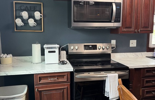 Clinton Maison | Charming 3-bedroom pet friendly house with fenced in yard in Clinton, IA.