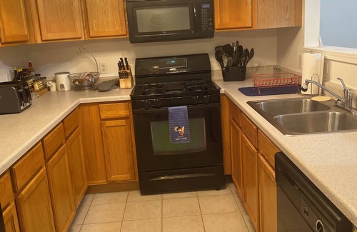 DeKalb Maison | Charming 3-bedroom townhome in delightful DeKalb with WiFi, AC