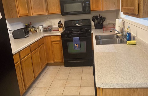 DeKalb Maison | Charming 3-bedroom townhome in delightful DeKalb with WiFi, AC