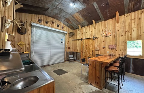 Autaugaville Cabine | Charming 3-bedroom cabin in Autaugaville with AC and Hangout Building