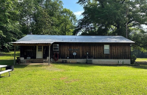 Autaugaville Cabine | Charming 3-bedroom cabin in Autaugaville with AC and Hangout Building