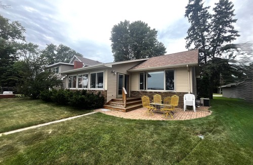 Battle Lake Maison | Charming 3-bedroom lake front house with WiFi, AC on marvelous West Battle Lake