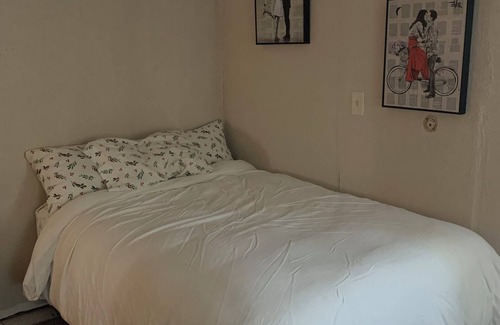 Crystal City Maison | Charming 3-bedroom house with WiFi and AC in Crystal City, TX