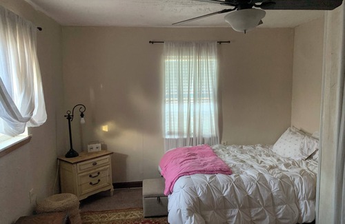 Crystal City Maison | Charming 3-bedroom house with WiFi and AC in Crystal City, TX